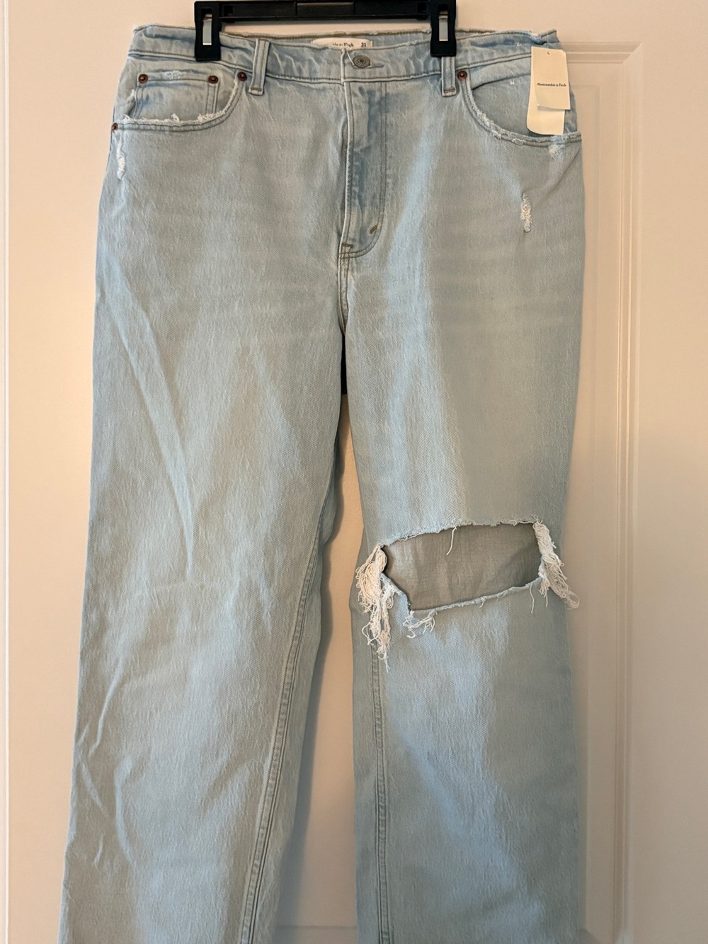 Abercrombie & Fitch Light Blue 90’s Straight UltraHigh Rise Jeans w/ Ripped Knee